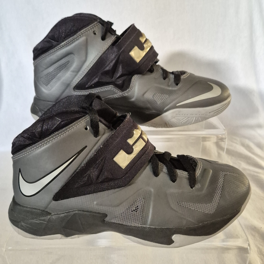 Nike Lebron Zoom Soldier 7 VII Black and Gray. Size 6